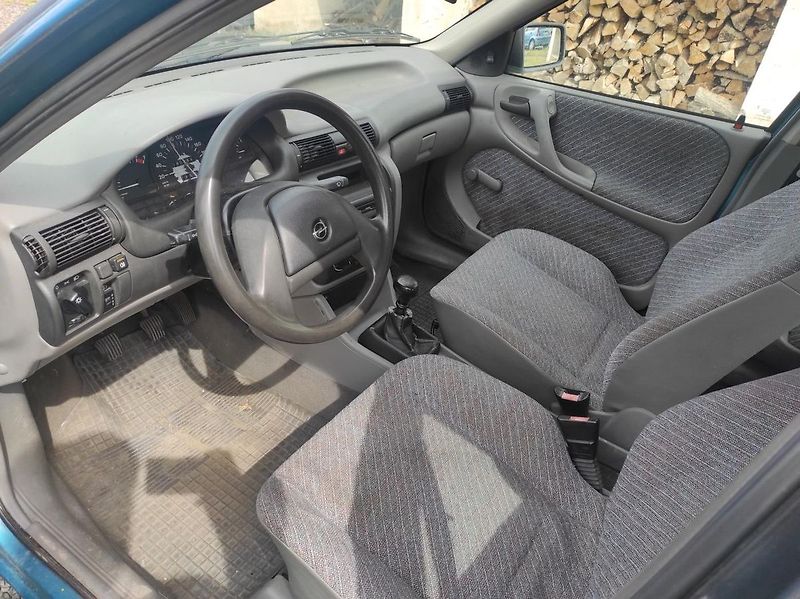 Opel Astra 1.4 8V - fotka 9 z 16
