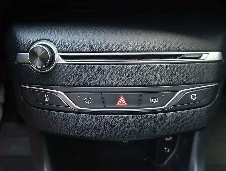 Peugeot 308 (2017) 1.2 PureTech, Navi, Tempomat - fotka 18 z 21