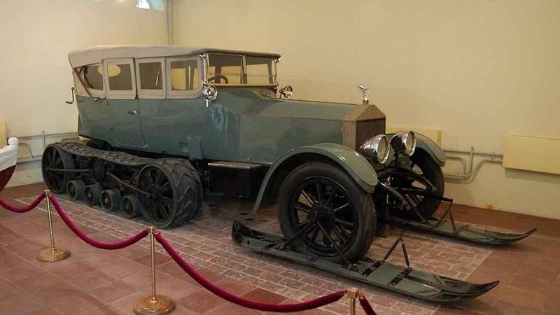 Automobil cara Mikuláše II. vybavený pásovým podvozkem Adolpha Kégresse.