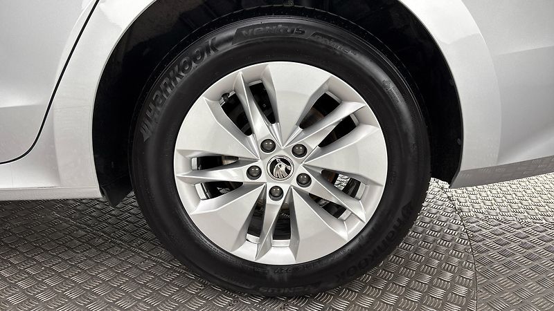 Škoda Octavia 2.0 TDI Ambition Combi - fotka 19 z 23