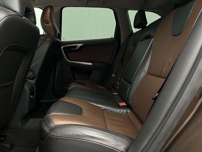 Volvo XC60 D5 AWD SUMMUM AUT CZ - fotka 6 z 38
