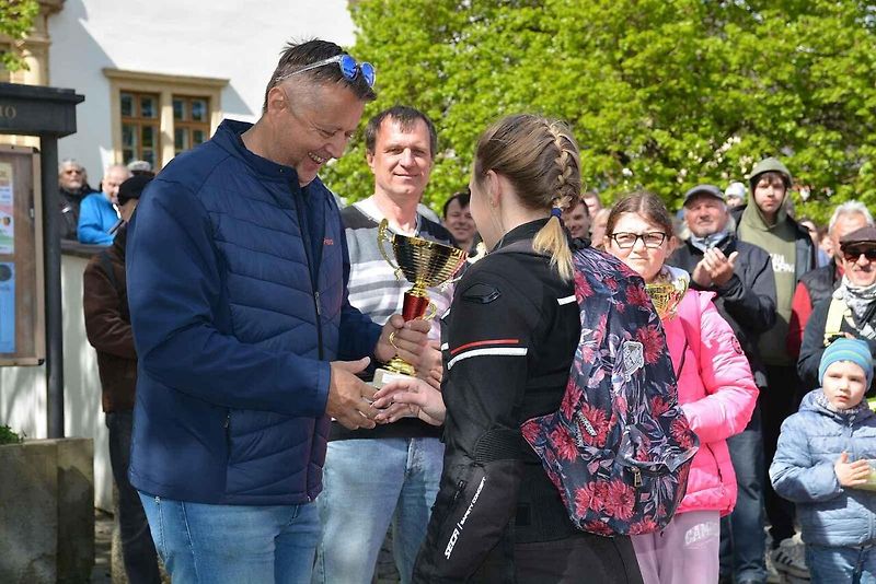 Automobiloví a motocykloví veteráni se vydali v neděli na tradiční jízdu Ze zámku na hrad. Start byl na Horním náměstí v Přerově, kde si lidé užili bohatý program.