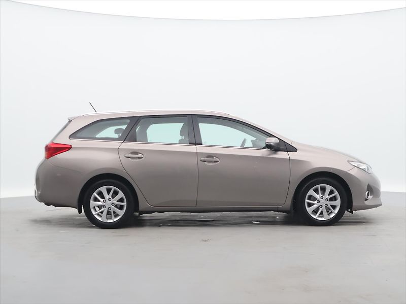 Toyota Auris 1,6 i 97kW Serv. Kniha - fotka 8 z 25