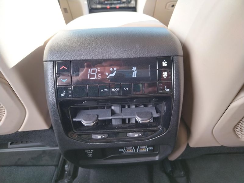 Jeep Grand Cherokee L 3.6 V6 Limited 7 míst. - fotka 13 z 28