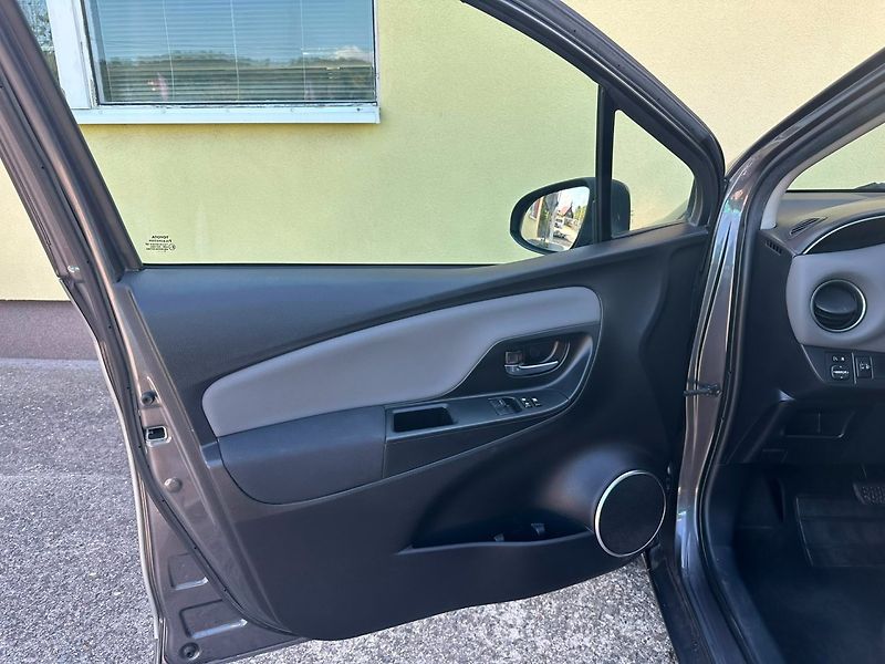Toyota Yaris 1.5 Hybrid/Kamera/1MAJ/74kW - fotka 13 z 34