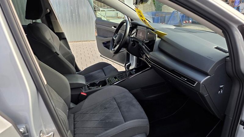 Volkswagen Golf (2023) 1.5 TSI 110kW Style - fotka 12 z 34