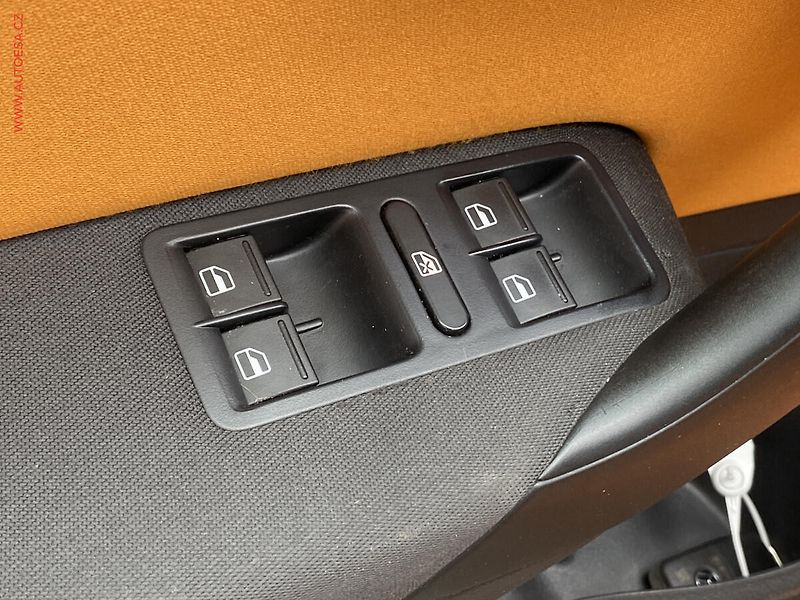 Volkswagen Polo (2012) 1.2 TSi, CROSS, výhřev sed - fotka 11 z 18