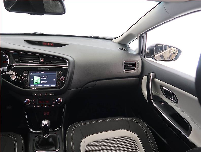 Kia Ceed (2015) 1.6 CRDi, Navi, Xenony - fotka 8 z 23