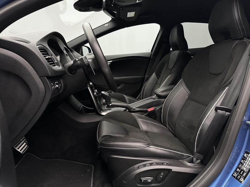 Volvo V40 T3 R-DESIGN AUT REZERVACE - fotka 3 z 47