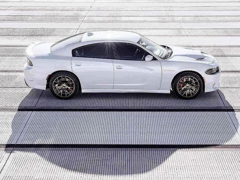 Dodge Charger SRT Hellcat.