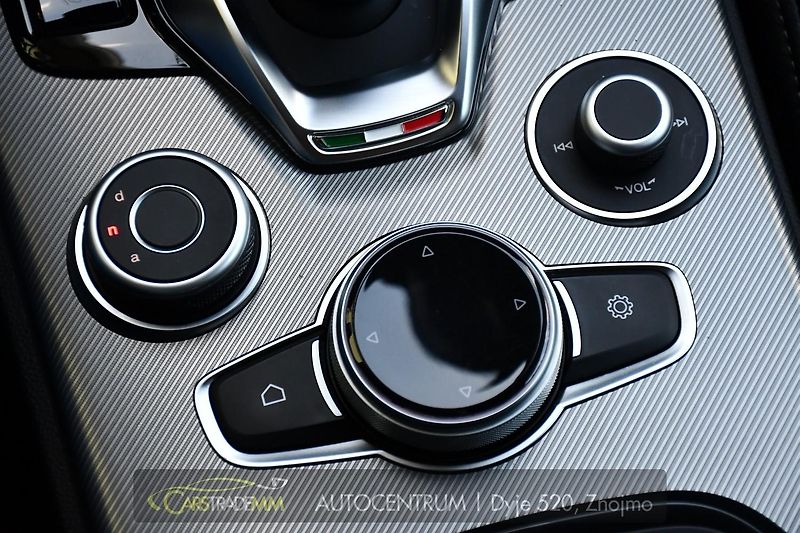 Alfa Romeo Stelvio 2.2D 154kW VELOCE AT8 Q4 - fotka 34 z 51