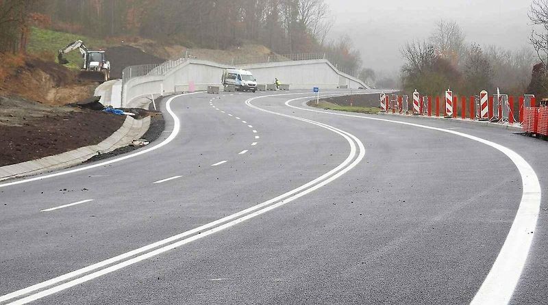 Dopravní značení na obchvatu Žiželic.