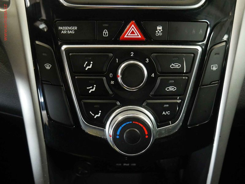 Hyundai i30 (2015) 1.4i, ČR, Klima - fotka 15 z 17