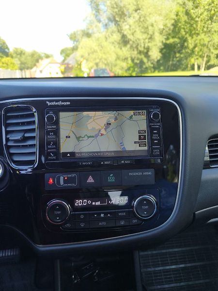 Mitsubishi Outlander (2015) - fotka 23 z 38