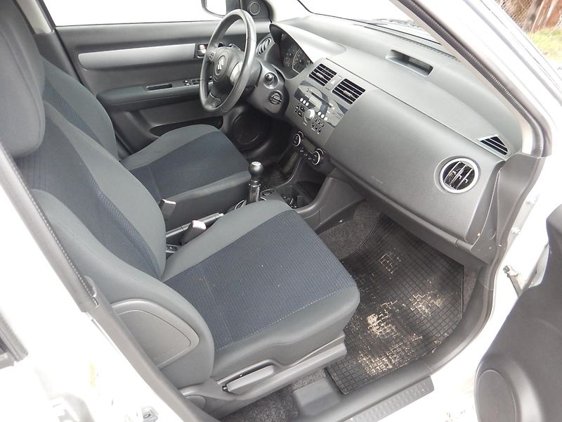 Suzuki Swift 1.3 GLX, ČR, DIGIKLIMA - fotka 13 z 28