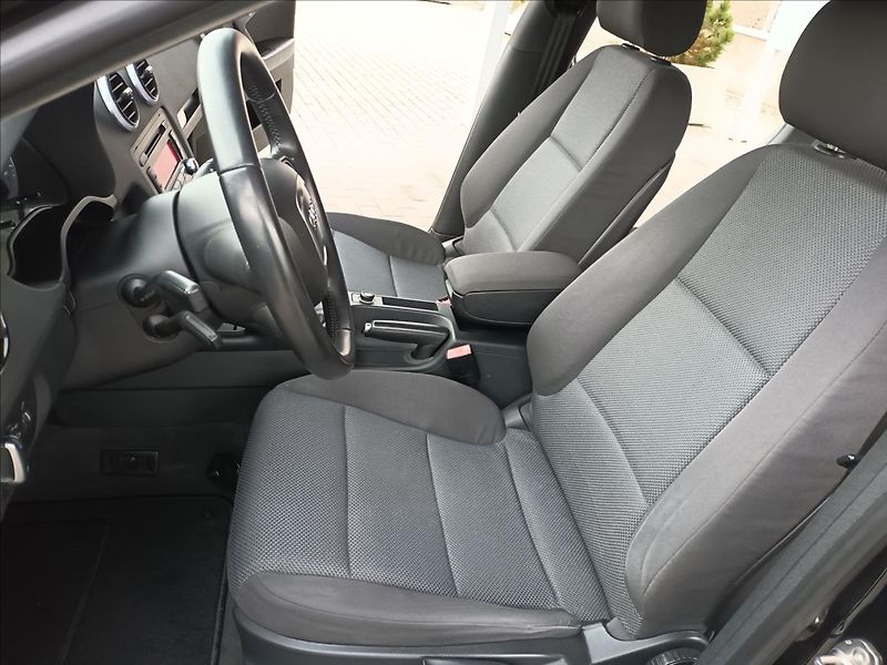 Audi A3 1,6 TDI,XENON,VÝHŘEV,  Sportba - fotka 15 z 33