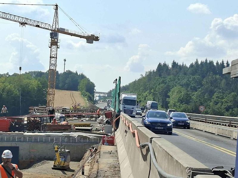 Most Šmejkalka na dálnici D1 projde o víkendu zatěžovací zkouškou. Kvůli ní se v noci uzavře úsek mezi Mirošovicemi a Chocerady v obou směrech.