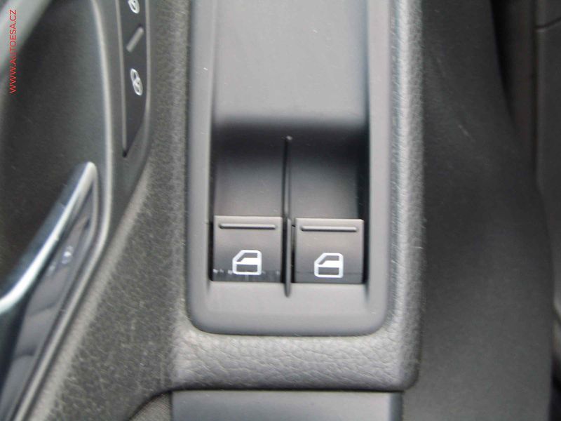 Volkswagen Golf (2009) 1.4 MPI, AC, výhřev sed - fotka 12 z 15