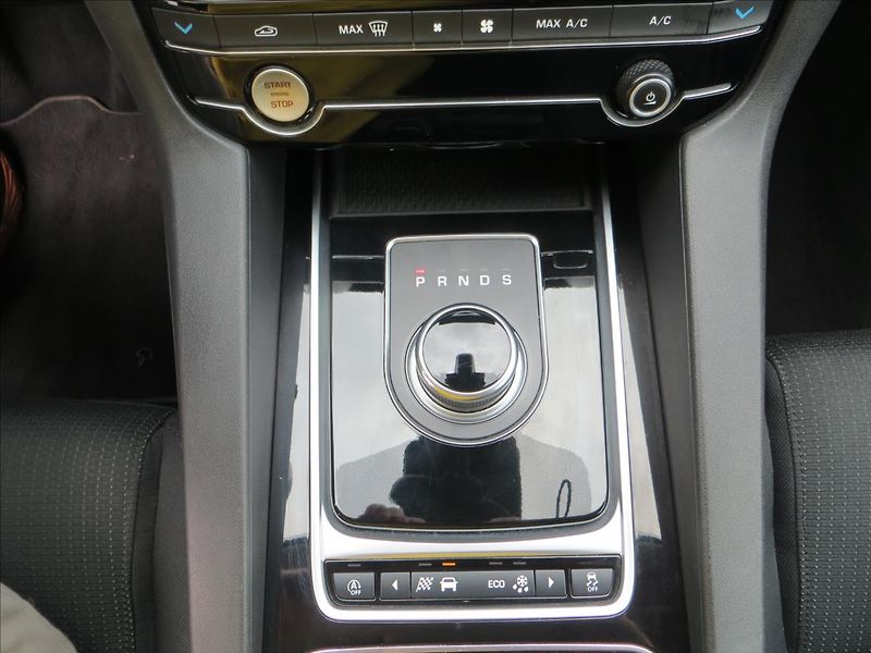 Jaguar F-Pace 2,0 20D 132KW,PURE AWD,DPH,ČR - fotka 17 z 25