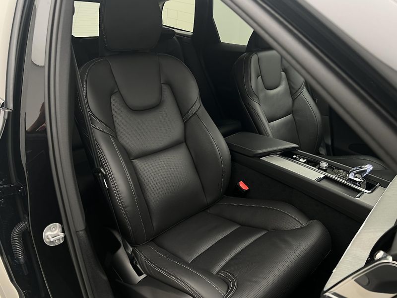 Volvo XC60 B5 AWD DARK PLUS AUT - fotka 19 z 45