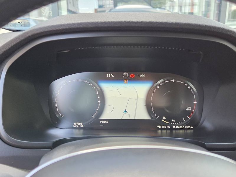 Volvo V90 (2018) D4 2.0 140kW - fotka 20 z 43