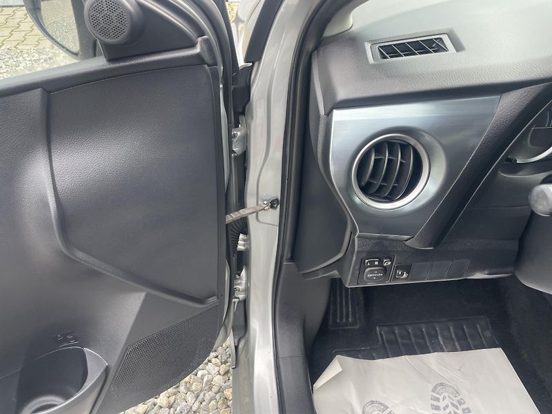 Toyota Auris 1.8i 16v HYBRID AUT SERVIS TOP - fotka 89 z 172