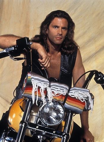 Loreno Lamas jako Reno Raines a Harley Davidson 1340 Springer Softail z roku 1989 v seriálu Odpadlík., zdroj: Profimedia