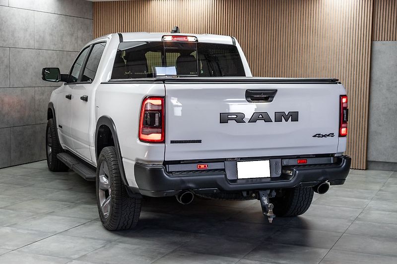 Dodge RAM 5.7 HEMI BIGHORN 4x4*PPF*ČR 1M - fotka 4 z 49