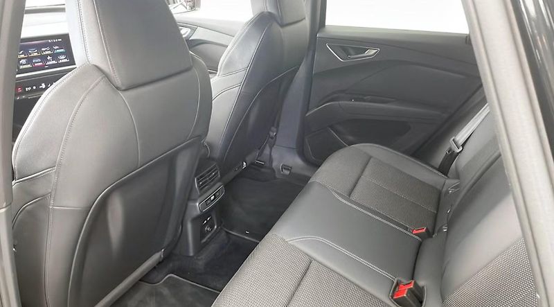 Audi Q4 40 e-tron Auto. Parkování BLIS - fotka 11 z 12