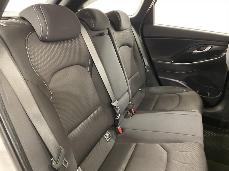 Hyundai i30 1,6 CRDi 81 kW Navi - fotka 7 z 24