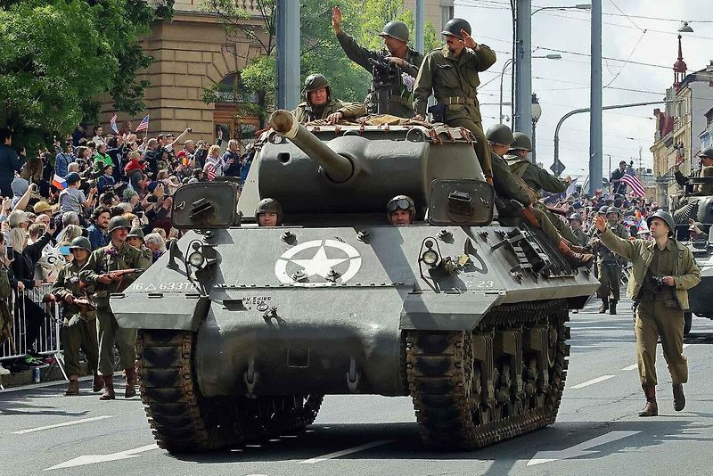 Plzní projel Konvoj svobody. Stovky kusů historické vojenské techniky v neděli projely z Bor do centra města. Ulice lemovaly tisíce diváků.