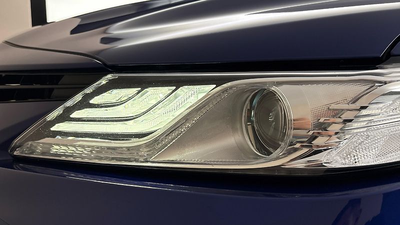 Toyota Camry 2.5 Hybrid AUT Executive - fotka 17 z 26