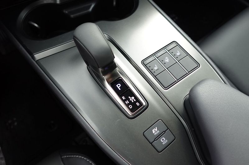Lexus UX 300h UX300h F SPORT Design - fotka 22 z 36
