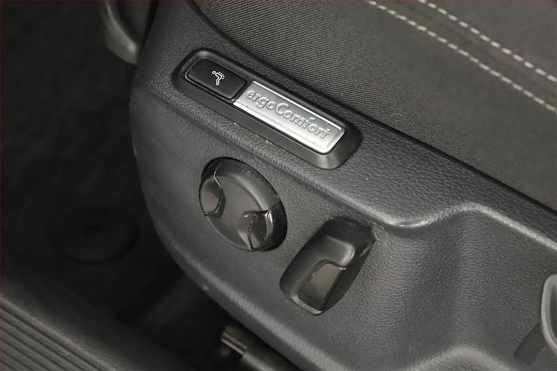 Volkswagen Passat (2016) 2.0 TDI, Serv.kniha, Navi - fotka 11 z 18