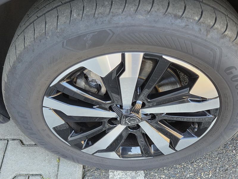 Peugeot Rifter (2024) 1.5BHDi 130 LONG GT EAT8 - fotka 31 z 32