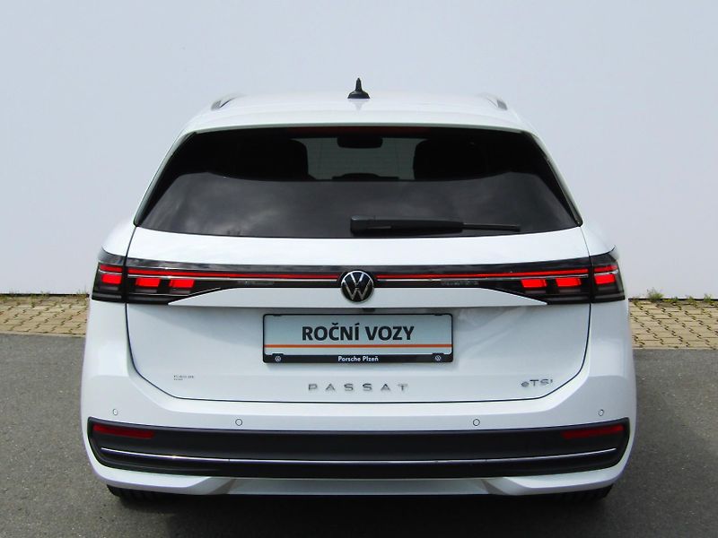 Volkswagen Passat 1,5 eTSI 11KW DSG NEZ.TOPENÍ - fotka 11 z 30