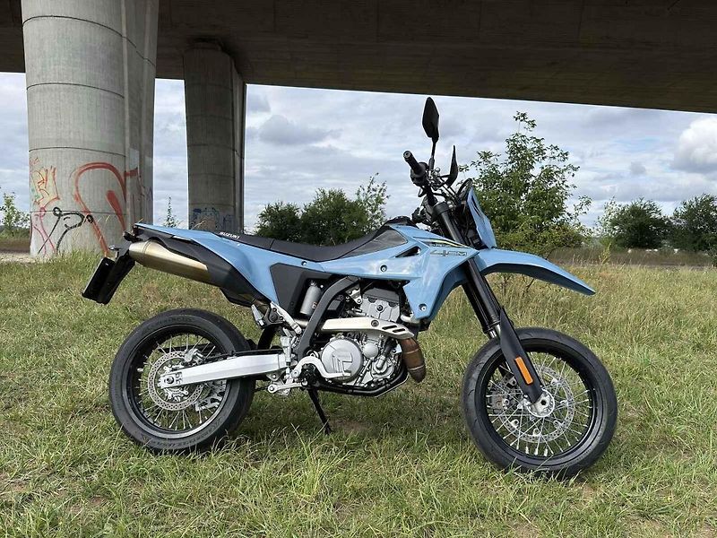 DR-Z4SM je čistokrevný silniční motard, jakých dnes na trhu mnoho nenajdete.