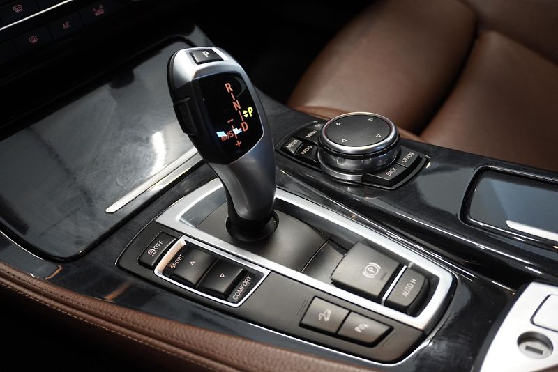 BMW Řada 5  3,0 XDRIVE FACELIFT AUTOMAT - fotka 15 z 29