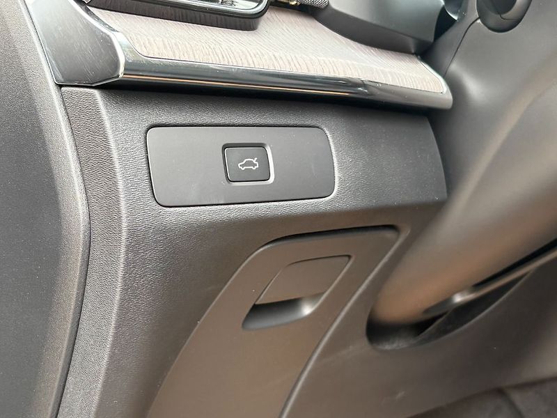 Volvo XC90 Plus B5 184kW - fotka 18 z 22