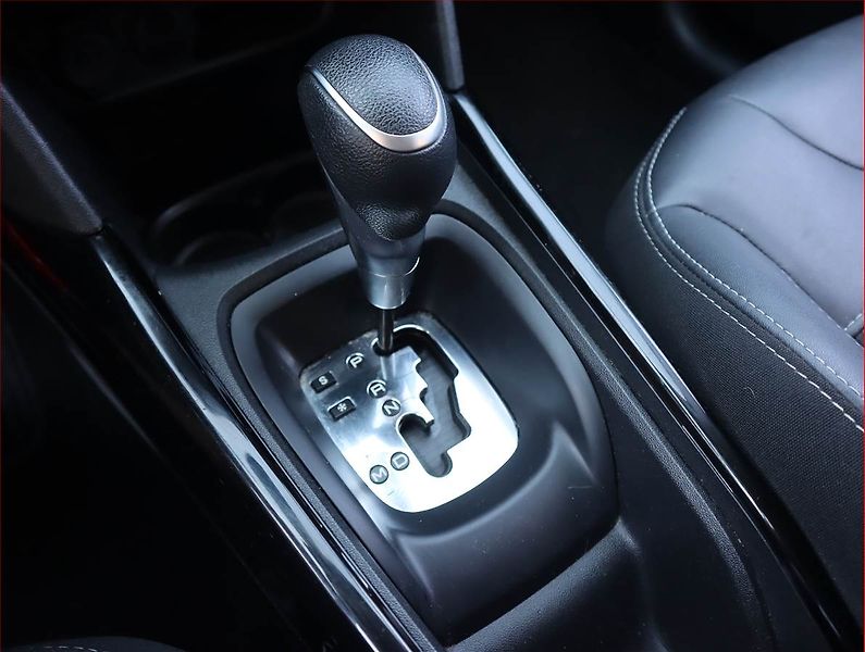 Peugeot 2008 (2019) 1.2 PureTech, Automat, Navi - fotka 13 z 22