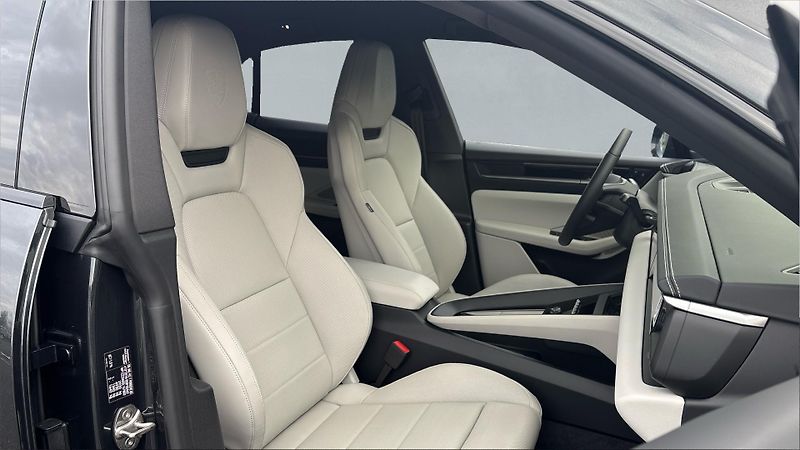 Porsche Macan 4S Electric - fotka 17 z 23