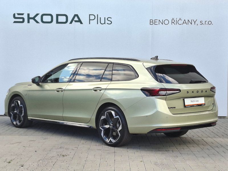 Škoda Superb (2025) Combi iV SportLine DSG 1,5TSi - fotka 10 z 35