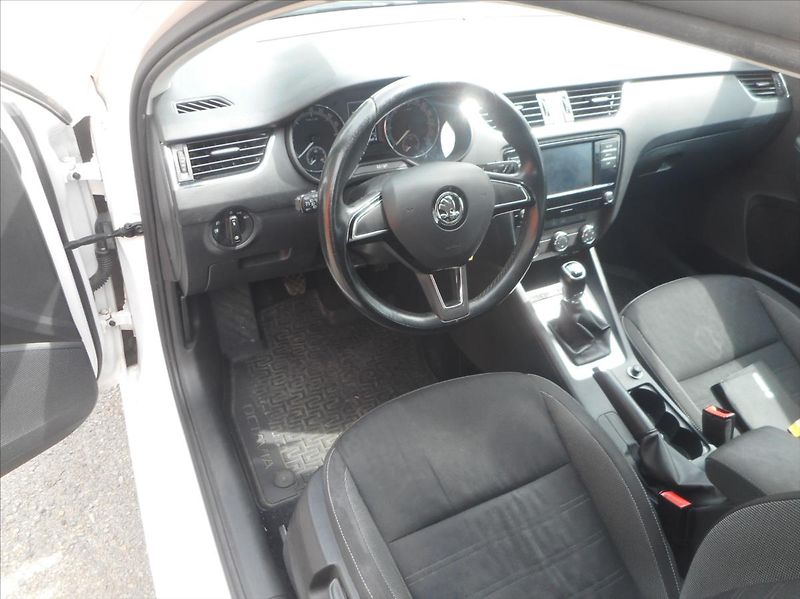 Škoda Octavia 1,6 TDi - fotka 9 z 22