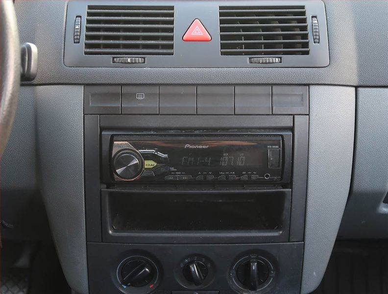 Škoda Fabia (2002) 1.0, Tažné, pěkný stav - fotka 12 z 13