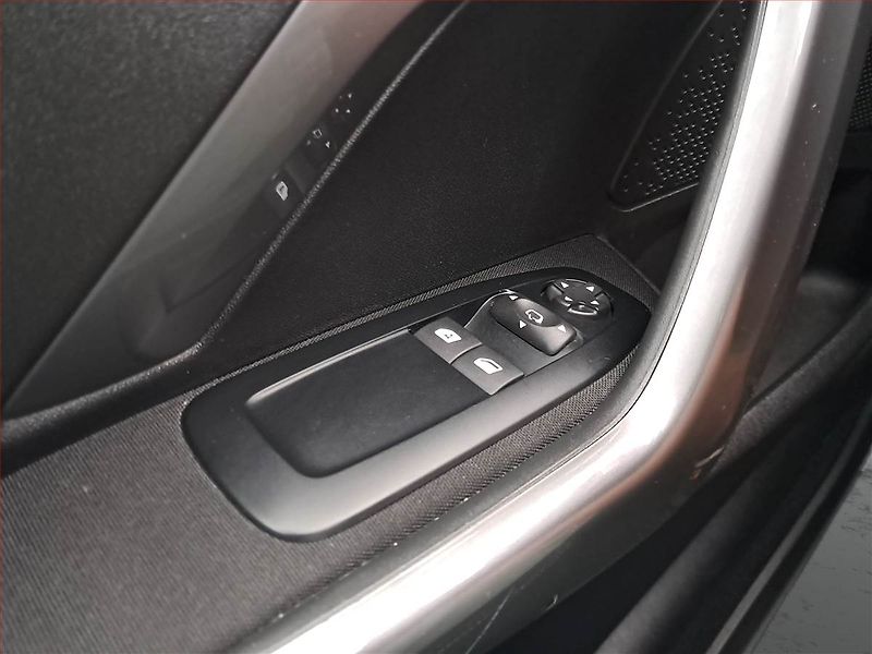 Peugeot 2008 (2018) 1.2 PureTech, Serv.kniha - fotka 16 z 17