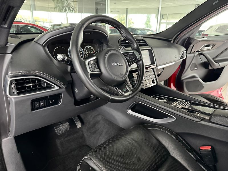 Jaguar F-Pace 20d AWD*AUT*R-SPORT*REZERVACE! - fotka 11 z 39