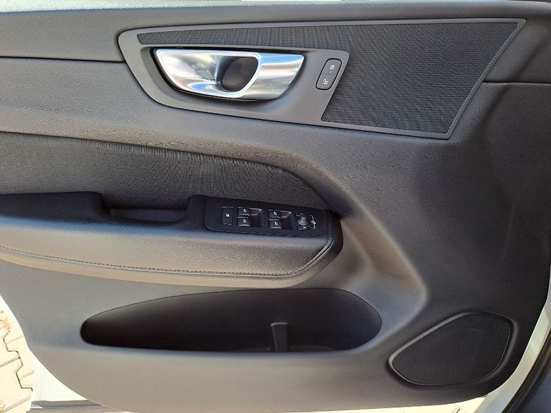 Volvo XC60 Momentum Pro B4 AWD 145kW - fotka 29 z 29