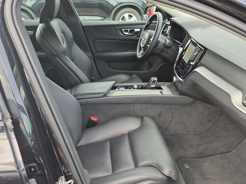 Volvo V60 B4 benzin Plus Dark DCT - fotka 11 z 26