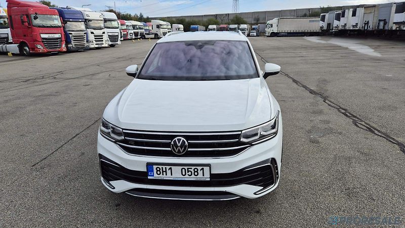 Volkswagen Tiguan R-LINE 4MOTION 2.0 TDI - fotka 2 z 19