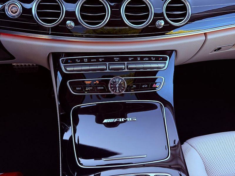 Mercedes-Benz Třídy E E 63 S 4MATIC+, ČR, 1.Maj - fotka 32 z 39